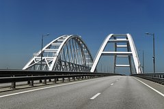 Крымский мост перекрыли для автомобилей